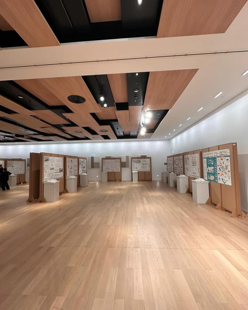 Ausstellung unter Holzdecke